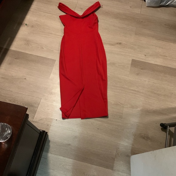 Asos Off-Shoulder Red Midi Dress with Sleek Silhouette - Picture 3 of 7